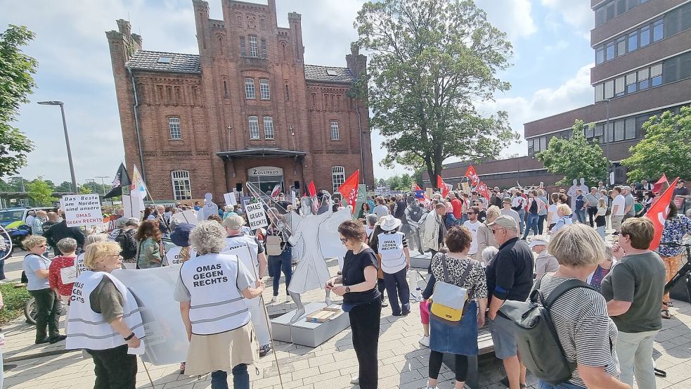 Rund ums Zollhaus wird immer wieder – wie hier im Juni – für Demokratie und Vielfalt und gegen Rechtsextremismus demonstriert. Foto: Bothe/Archiv