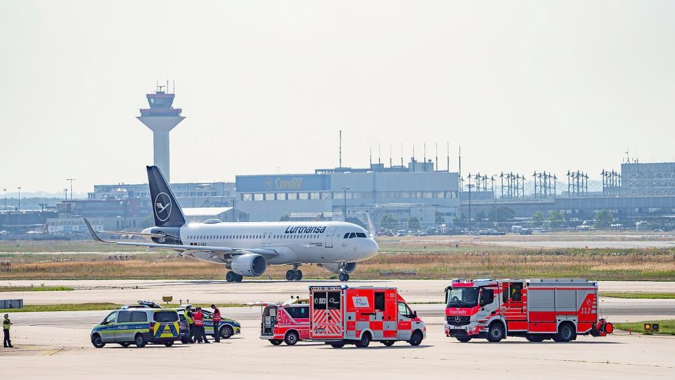 Nach einer Störaktion am Frankfurter Flughafen gibt es Durchsuchungen bei der Letzten Generation. (Archivild) Foto: Andreas Arnold/dpa