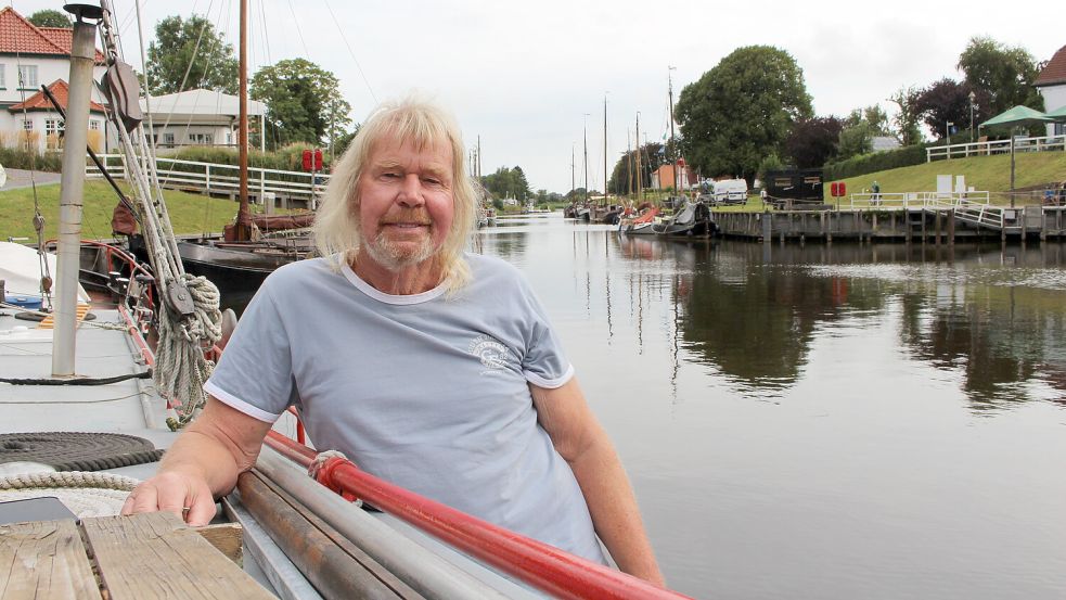 Achim Uphoff lebt dauerhaft auf seiner Tjalk im Museumshafen. Foto: Oltmanns