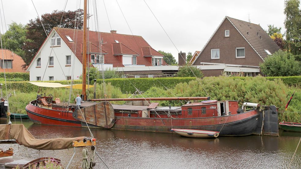 Die Tjalk „Verwisseling“ von Jörg Matil im Carolinensieler Museumshafen. Foto: Oltmanns