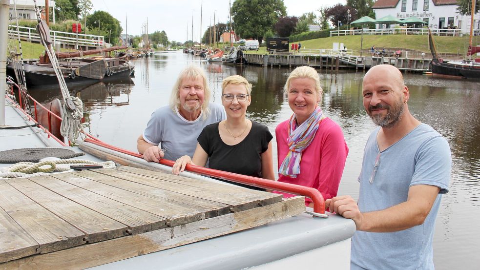 Achim Uphoff (links) und Jörg Matil (rechts) gehören zu den Dauerliegern im Museumshafen. Julia Kaffarnik (Zweite von links) und Christina Weyrauch vom Sielhafenmuseum gehören zum Organisationsteam der Wattensail. Foto: Oltmanns