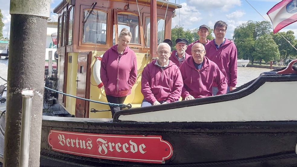 Die Crew der „Bertus Freede“ freut sich auf die Geburtstagsfeier. Foto: Schipperklottje