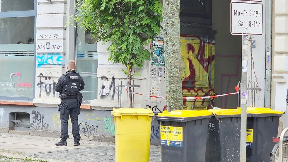 Zwei Wochen nach der Störaktion dursucht die Polizei unter anderem eine Wohnung in Leipzig. Foto: Tobias Junghannß/dpa