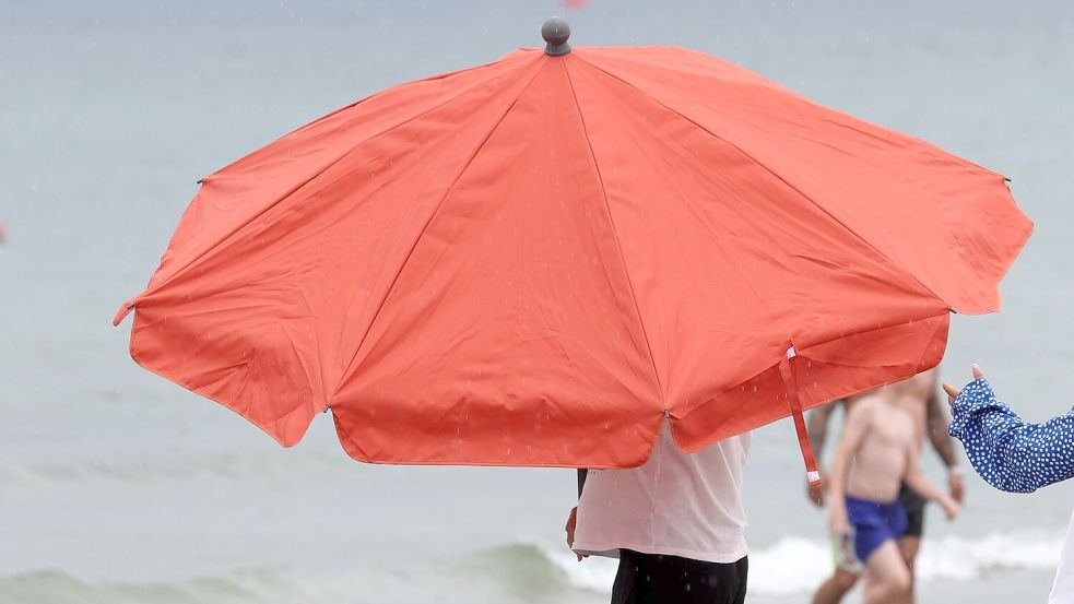 Regenschirm statt Sonnenschirm: In Nordeuropa war der Juli ziemlich nass. Foto: Bernd Wüstneck/dpa