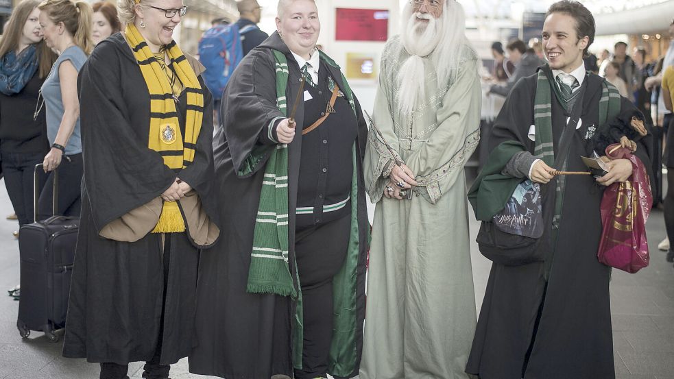 Am Bahnhof King’s Cross in London versammeln sich jährlich Hunderte Harry-Potter-Fans zum „Back to Hogwarts“-Day. Foto: dpa/PA Wire