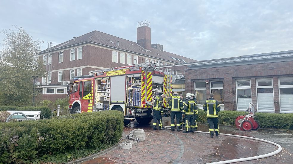 Der Brand in einem Patientenzimmer sorgte am 29. Oktober 2022 für einen Großeinsatz in der UEK Norden. Foto: Archiv/Feuerwehr