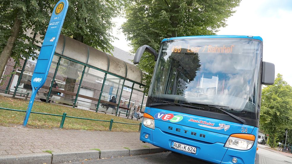 Ein Bus der VEJ-Linie 460 am Auricher ZOB. Foto: Romuald Banik