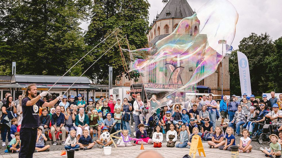 Schon im vergangenen Jahr begeisterte ein Seifenblasen-Künstler das Publikum. Foto: Stadt Norden