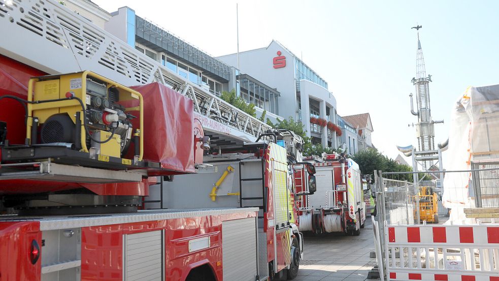 Mit mehreren Fahrzeugen rückte die Feuerwehr Aurich zur Sparkasse am Marktplatz aus. Foto: Romuald Banik