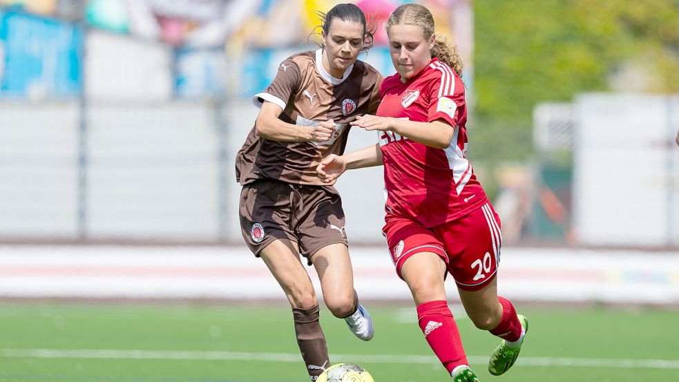 Ana-Carolin Hoffmann (rechts) trägt wieder das Aurich-Trikot. Die ehemalige U17-Torjägerin spielte zuletzt beim SV Meppen. Fotos: Rewoh/Doden