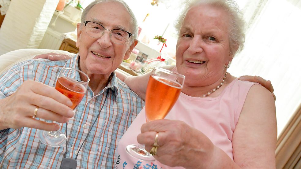 Auf die Liebe: Helmut Klar und Theda Coordes stoßen mit einem Glas alkoholfreiem Sekt an. Foto: Ortgies