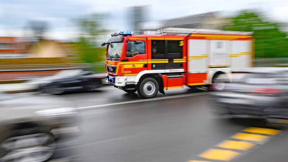 Ein Feuerwehrfahrzeug fährt mit Blaulicht zu einem Einsatz. Foto: Michael/DPA