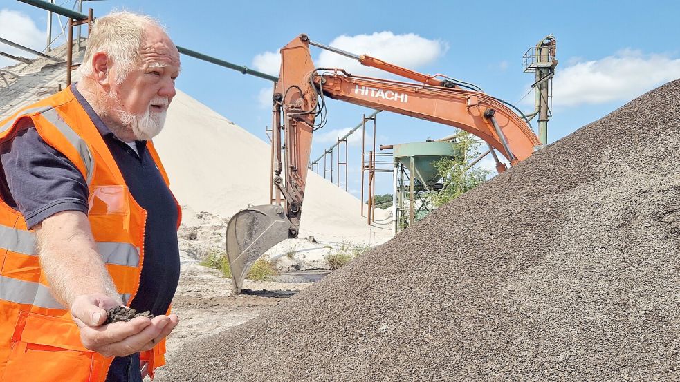 Franz Hartema zeigt die organischen Bestandteile, die im ersten Arbeitsschritt aussortiert werden. Foto: Gettkowski