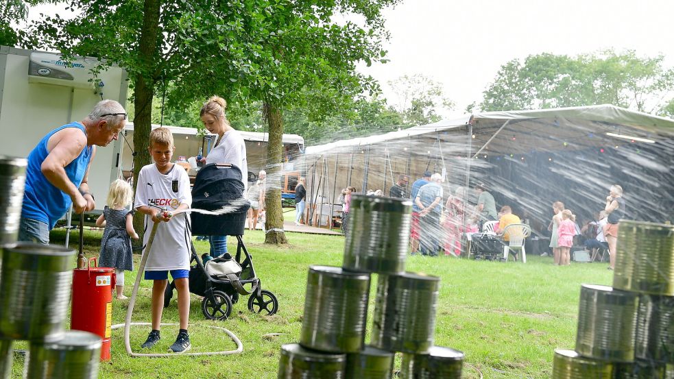 Hier kommen Kinder richtig auf ihre Kosten: Spiele-Parcour beim Zingelfest in Rysum. Foto: Wagenaar