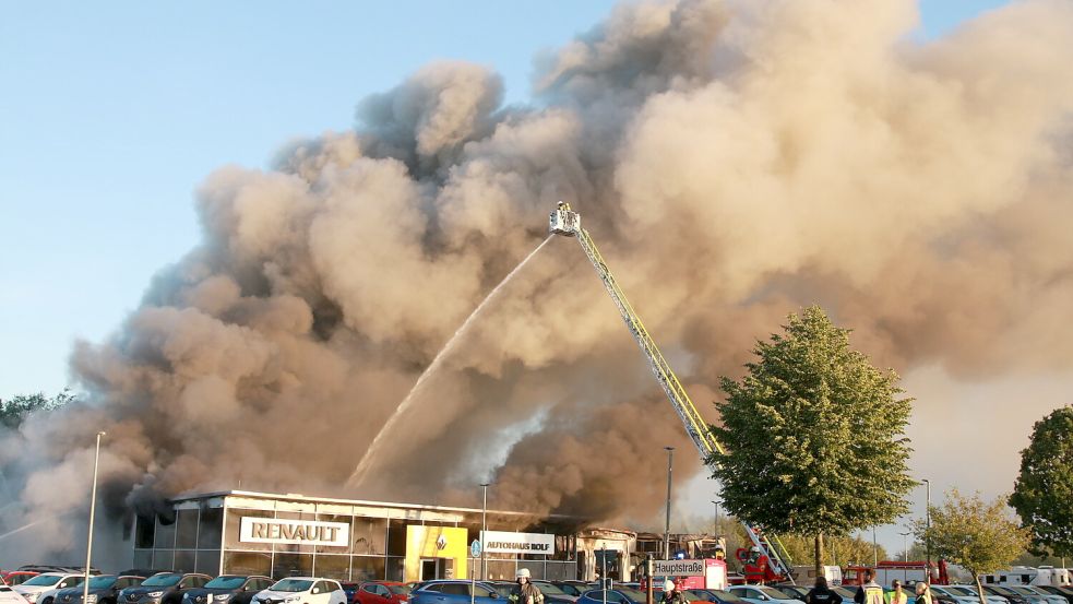 Dichter Qualm hing am 18. Juni 2024 über dem Autohaus Rolf in Voßbarg. Foto: Archiv/Loger