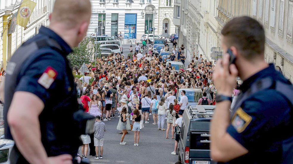 Für die Fans von Taylor Swift war die Absage der Konzerte in Wien eine große Enttäuschung, denn einige von ihnen hatten dafür eine weite Anreise in Kauf genommen. Foto: Heinz-Peter Bader/AP/dpa