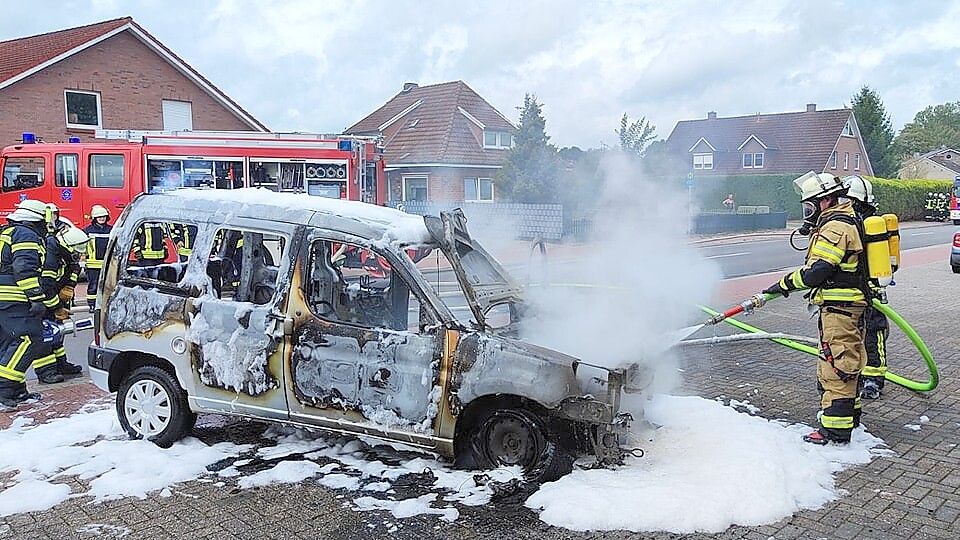 Das brennende Auto wurde von der Feuerwehr gelöscht. Es ist komplett ausgebrannt. Foto: Ortsfeuerwehr Westrhauderfehn