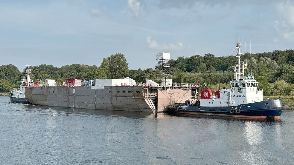 Per Schleppverband wird das Maschinenraummodul für das Forschungsschiff „Meteor IV“ nach Papenburg transportiert. Foto: Nautitec