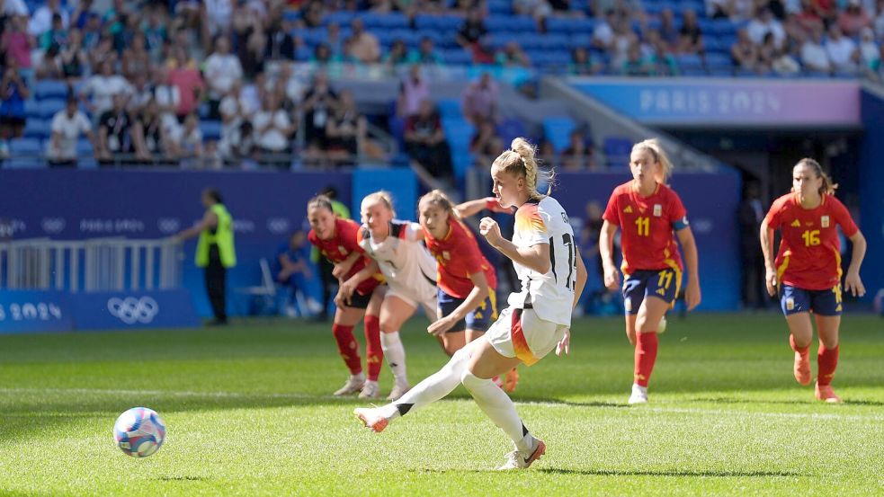 Trifft zum Sieg im Spiel um Bronze: Giulia Gwinn. Foto: Marcus Brandt/dpa