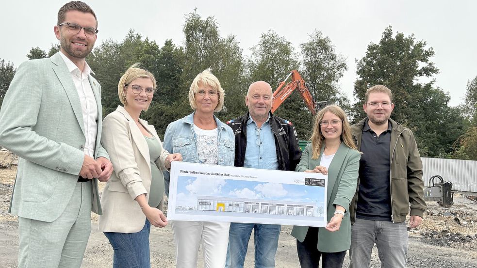 An dieser Stelle wird das Autohaus Rolf neu gebaut. Den Plan präsentieren (von links) Bürgermeister Sven Lübbers, Svenja Rolf-Weers, Sabine, Hans-Wilhelm und Christine Rolf sowie Architekt Helge von Harten. Foto: Luppen