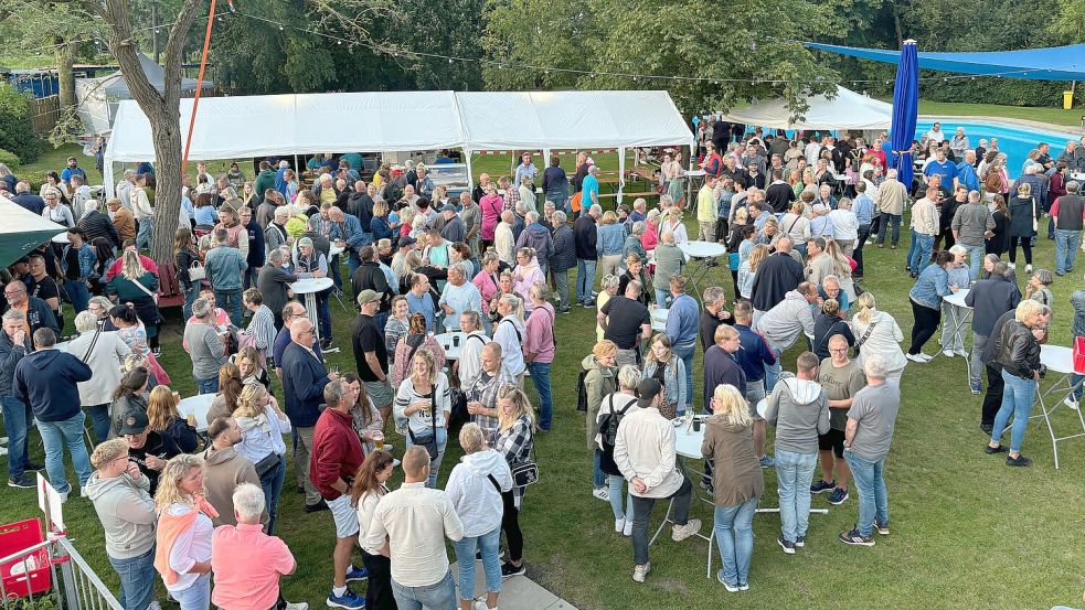 Bei bestem Wetter kamen viele Emderinnen und Emder ins Van-Ameren-Bad, um zu plaudern, der Musik zu lauschen und ein Kaltgetränk zu genießen. Foto: Saathoff