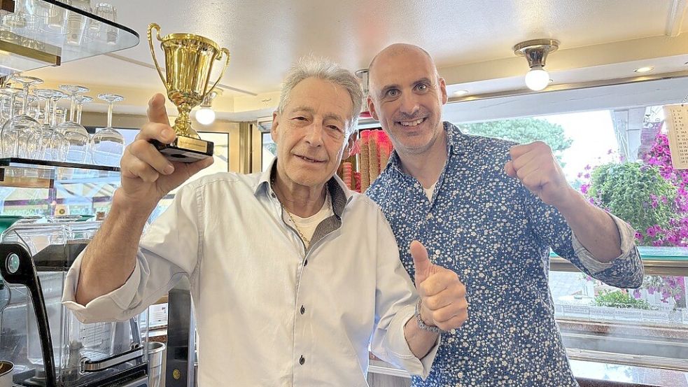 Das Inhaber-Team vom Eiscafé Italia in Wiesmoor freut sich über den Sieg: Silvano Zanette (l.) und Stephen Hasbargen. Foto: Kubassa