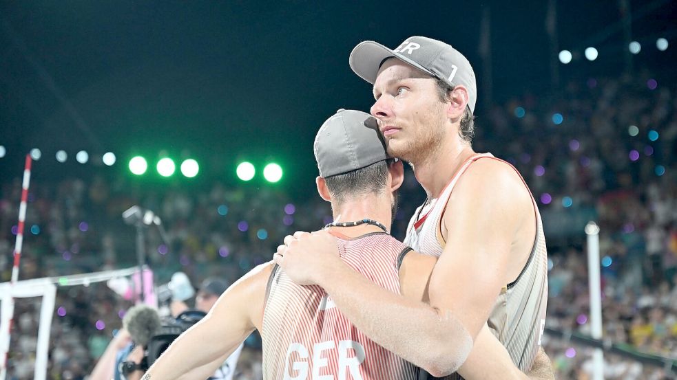 Clemens Wickler (l) und Nils Ehlers zeigten sich enttäuscht über ihren Auftritt im Finale. Foto: Sina Schuldt/dpa