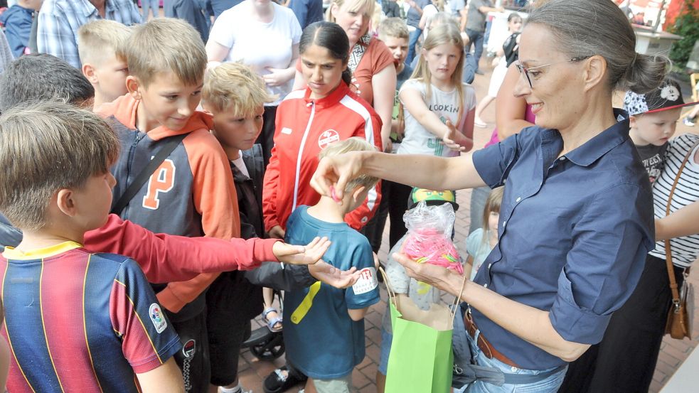 Der Müggenmarkt in Jemgum lockte Einheimische wie Urlauber an. Foto: Wolters