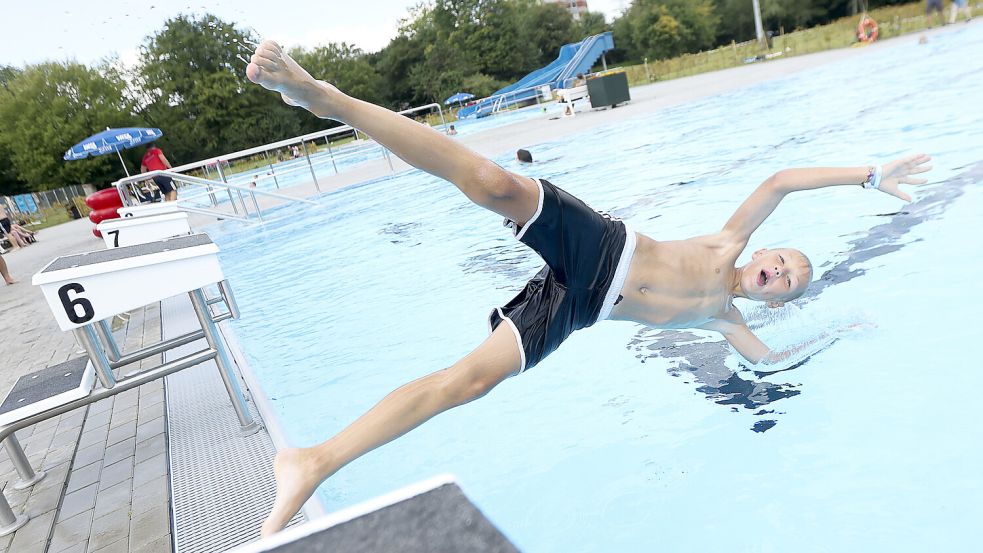 Bei bestem Sommerwetter macht der Sprung ins Wasser gleich doppelt Spaß. Foto: J.Doden/Emden