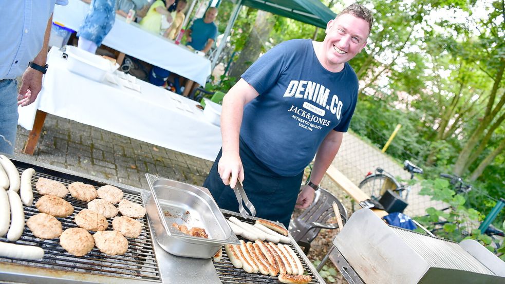 Beim Hafenfest in Pilsum gab es neben flüssiger auch feste Nahrung vom Grill. Foto: Wagenaar