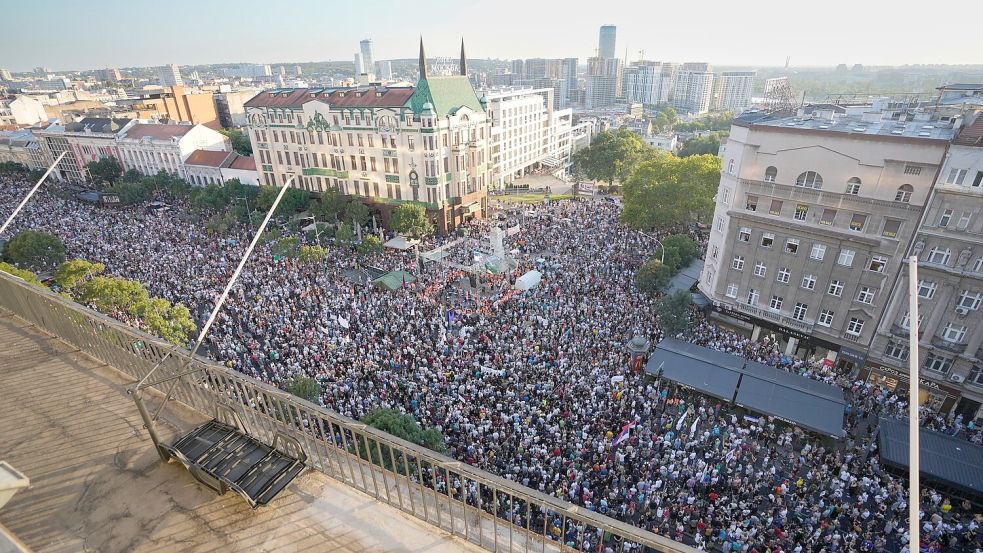 Tausende Menschen demonstrieren in Belgrad gegen eine geplante Lithium-Mine. Foto: Darko Vojinovic/AP/dpa