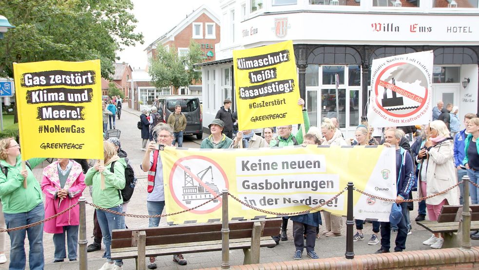 Am Sonnabend ist die nächste Demonstration auf Borkum geplant. Zuletzt war Anfang Juli am Bahnhof gegen das Gasprojekt protestiert worden. Foto: Archiv/Ferber