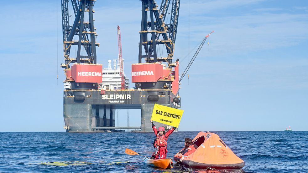 Äußerst umstritten: „Gas Zerstört“ steht auf einem Banner einer Greenpeace-Aktivistin, die Ende Juli rund 20 Kilometer nordwestlich der Insel Borkum gegen die Förderung von Erdgas protestierte. Foto: Lars Penning/DPA