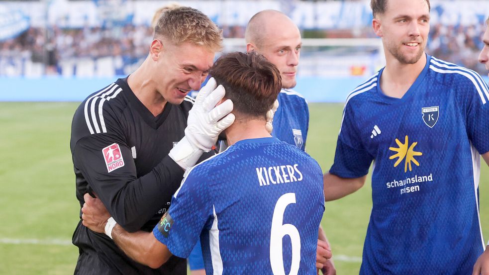 Emdens Keeper Marcel Bergmann und Mittelfeldspieler Kai Kaissis konnten kaum glauben, wie traumhaft der Freitag für sie lief. Foto: Doden, Emden