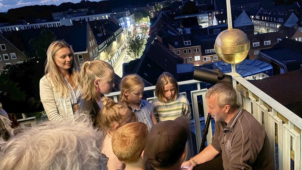 Astronomie-Stunde auf dem Rathausturm: SPD-Politiker Johann Saathoff erklärte einigen Kindern bei der Museumsnacht, was es im Himmel alles zu entdecken gibt. Foto: Weiden