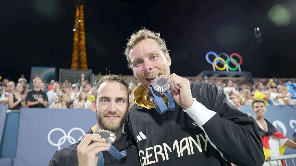 Beim Hamburger Duo überwog unmittelbar nach dem Spiel noch die Enttäuschung. Foto: Rolf Vennenbernd/dpa