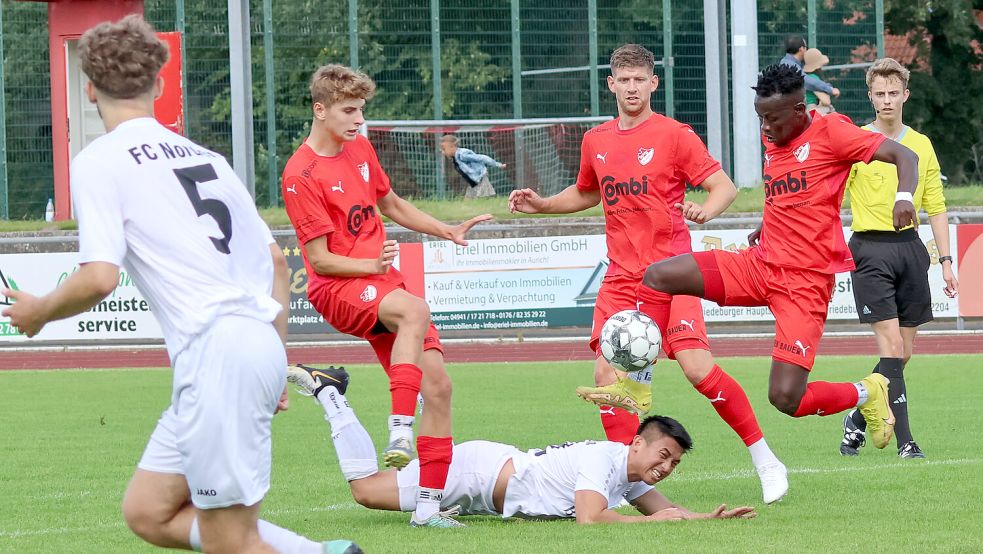 Der FC Norden am Boden, die SpVg Aurich siegte mit 9:0. Foto: Helmut Vortanz