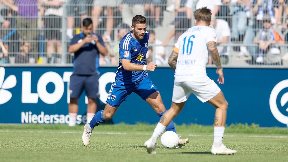 Tido Steffens am Ball im Spiel gegen Blau-Weiß Lohne. Foto: Doden/Emden