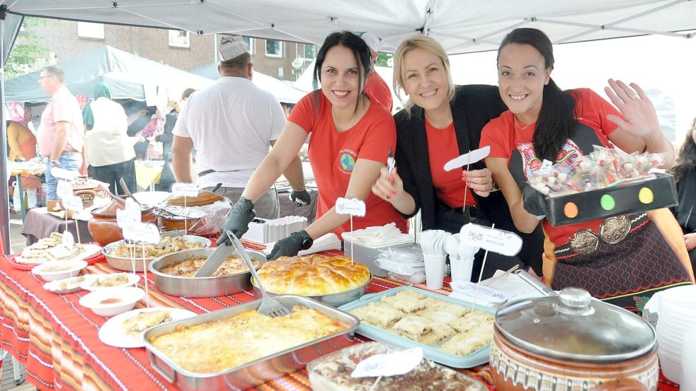 Die Gruppen und Initiativen bieten Köstlichkeiten aus verschiedenen Ländern an. Foto: Wolters