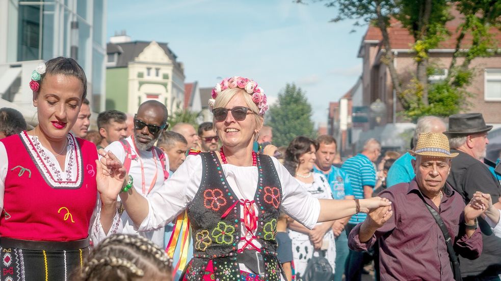 Sänger und Tänzer aus vielen unterschiedlichen Kulturen präsentieren sich am beim 23. Fest der Kulturen in Leer. Foto: Jannik Preuß