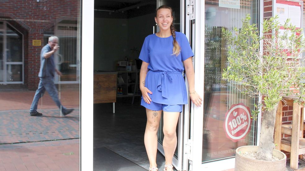 Isabell Grabbe vor der ehemaligen Bohnenbar in der Wittmunder Innenstadt. Sie will das Café unter neuem Namen wiedereröffnen. Foto: Oltmanns