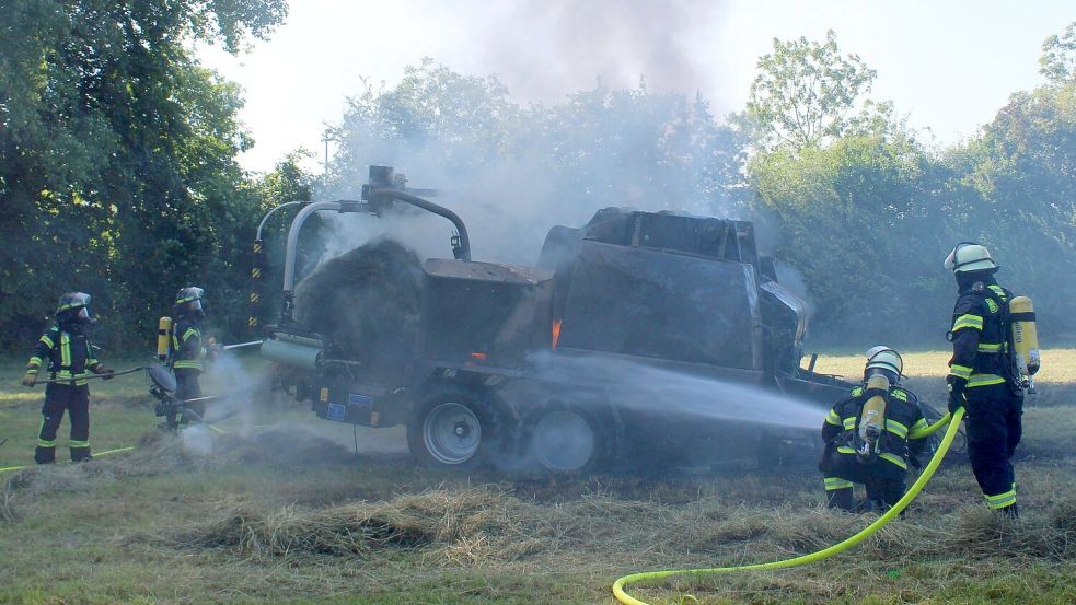 Das Heu musste aus der Maschine geholt werden, um das Feuer endgültig zu löschen. Foto: Joachim Rand/Feuerwehr