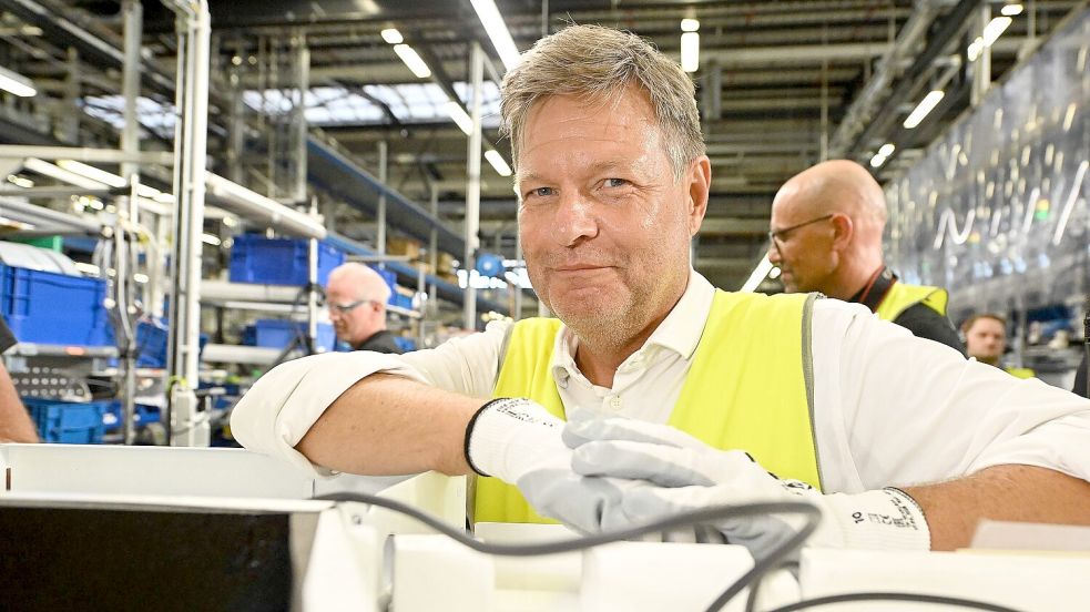 Bundeswirtschaftsminister Robert Habeck (Grüne) ist Fan der Wärmepumpe: „Eine Wärmepumpe spart Geld.“ Foto: Swen Pförtner/dpa