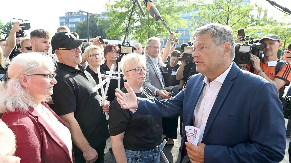 Habeck trifft Vertreter des Betriebsrats von Stiebel Eltron. Bei dem Wärmepumpen-Hersteller droht ein Stellenabbau. Foto: Swen Pförtner/dpa