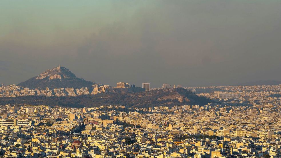 Der Rauch der Brände sorgt für sehr hohe Feinstaubwerte in Athen. Foto: Petros Giannakouris/AP/dpa