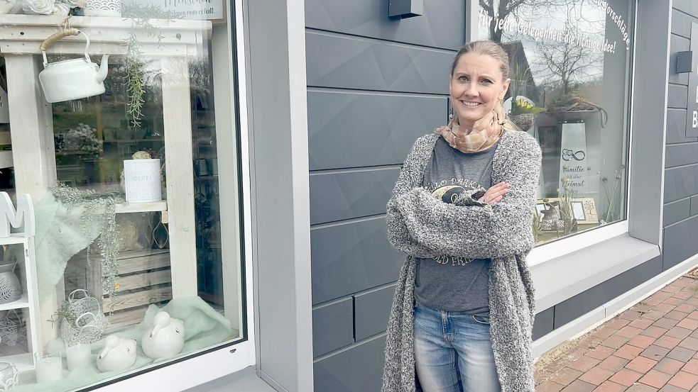 Kerstin Freudenberg und ihr Mann haben ein Geschäft nahe der Leeraner Straße. Sie erzählt von den Sorgen der Betriebe in Hesel. Foto: Heinig/Archiv