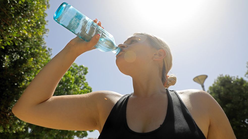 Mayra aus Mallorca trinkt Wasser während einer Hitzewelle im Sommer. Symbolfoto: Clara Margais/dpa