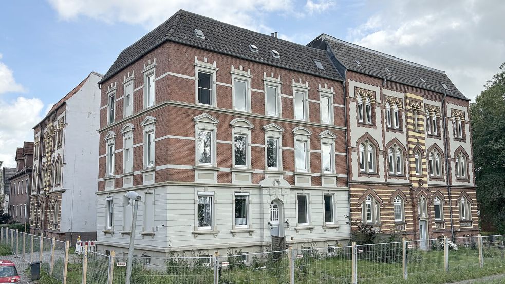 Der Bauzaun steht, mehr ist äußerlich noch nicht passiert bei den drei historischen Häusern an der Ligariusstraße. Sie sollen abgerissen werden. Foto: Hanssen/Archiv