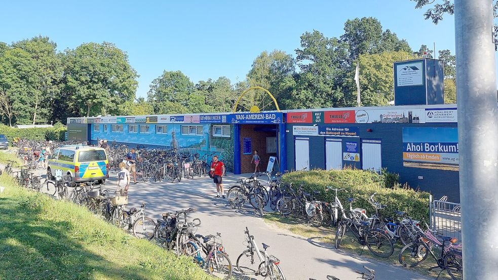 Die Polizei rückte am späten Montagnachmittag zum Van-Ameren-Bad in Emden aus. Foto: Hanssen