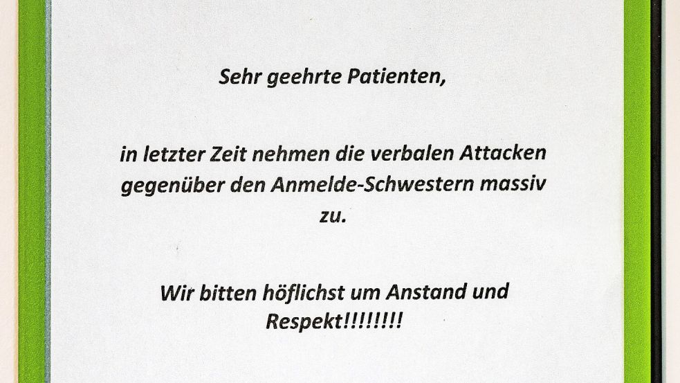 Schild an einer Arztpraxis. Nach Angaben der Kassenärztlichen Bundesvereinigung schlägt verbale Aggression inzwischen immer häufiger in physische Gewalt um. Foto: IMAGO / C3 Pictures